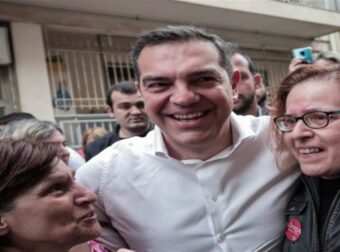Απτόητος ο Αλέξης Τσίπρας: Κατηγορεί ΠΑΣΟΚ και ΚΚΕ για την κατάρρευση – «Είμαι εδώ, δε θα εγκαταλείψω τη μάχη, έχω μάθει να αναλαμβάνω την ευθύνη»