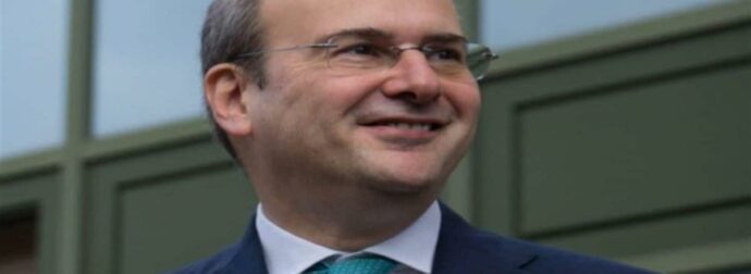 Κωστής Χατζηδάκης: «Τυχερούληδες, φεύγω από το υπουργείο» – Αυτοτρολάρεται ο πρώην υπουργός (Video)