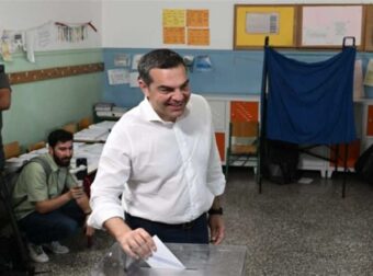 Εκλογές 2023: Ψήφισε στο Περιστέρι ο Αλέξης Τσίπρας – «Χρειάζεται μια ισχυρή αντιπολίτευση που θα ελέγξει την κυβέρνηση» (video)