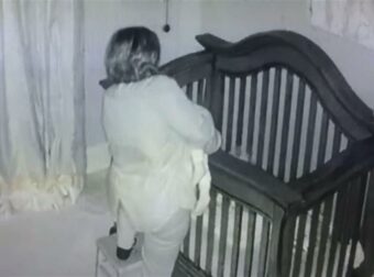 Γιαγιά πάει στην κούνια να δει το μωρό που κοιμάται – Αυτό που κατέγραψε η κρυφή κάμερα δεν περιγράφεται!