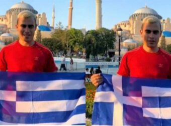 «Η Αγία Σοφία θα είναι πάντοτε εκκλησία»: Έξαλλοι οι Τούρκοι με Έλληνα που σήκωσε την ελληνική σημαία μπροστά από την Αγία Σοφία