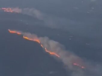 Φωτιά στη Ρόδο: Βίντεο από αεροπλάνο δείχνει την έκταση του πύρινου μετώπου