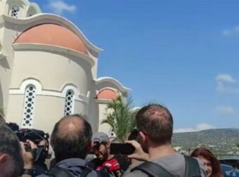 «Ηχηρό» παρών στην κηδεία του 36χρονου Αντώνη από τον πατέρα της μικρής Μελίνας που πέθανε σε επέμβαση – Ξέσπασε σε λυγμούς: «Να μην ξεχαστεί» (video)