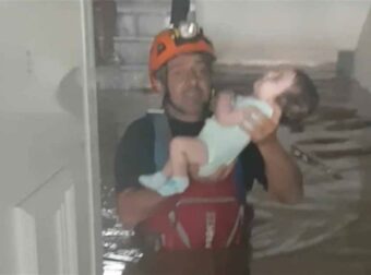 Τραγικές εικόνες: Βίντεο με τη διάσωση βρέφους από πλημμυρισμένο σπίτι στη Θεσσαλία – Ξέσπασε σε κλάματα η μητέρα του