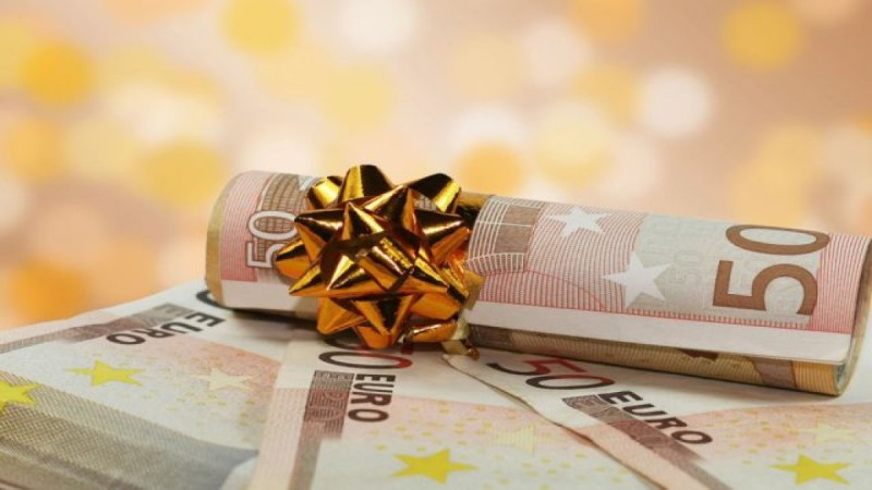 Θα «βρέξει» λεφτά για χιλιάδες δικαιούχους – Ποιοι παίρνουν επıταγή ακρίβειας και επίδομα Χριστουγέννων