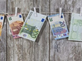 «Μπόνους» 300 ευρώ: Εντός λίγων ωρών στους λογαριασμούς – Οι δικαιούχοι
