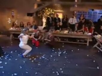 Το πιο αστείο ζεϊμπέκικο στην ελληνική τηλεόραση: Σηκώθηκε στο πλατό και έγινε «ρεζίλι των σκυλιών» (video)
