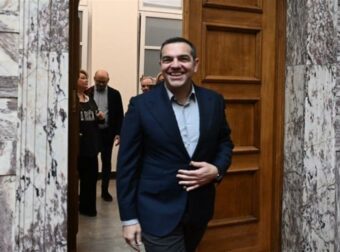 Χαμογελαστός ο Τσίπρας στην πρώτη ΚΟ του ΣΥΡΙΖΑ μετά τη διάσπαση: «Τον χειροκρότησαν όρθιοι οι βουλευτές»
