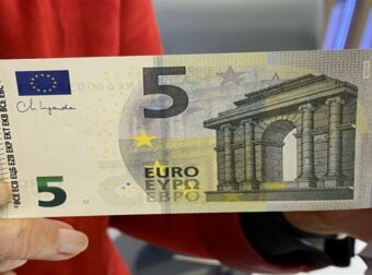 Ο γρίφος με τα 5 ευρώ στο βιβλίο: Πώς κατάλαβε το ψέμα;