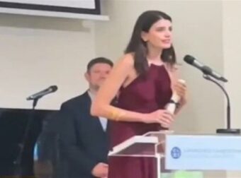 Viral αποφοίτηση στο «Χαροκόπειο»: Πήρε πτυχίο και ευχαρίστησε δημόσια την… Άννα Βίσση! (video)
