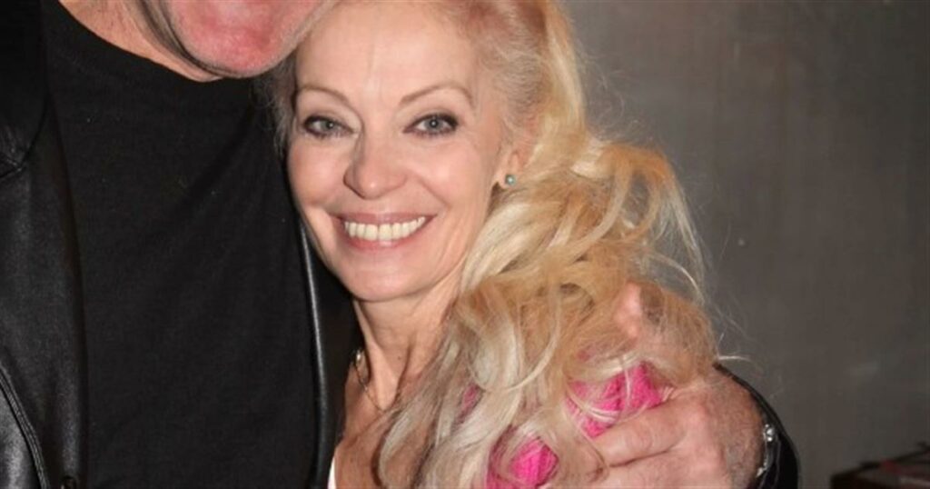 Μαρία Αλιφέρη: Παραμένει κομψή με ξανθά μαλλιά & λυγερό κορμί – Σπάνια δημόσια εμφάνιση στα 74 της χρόνια