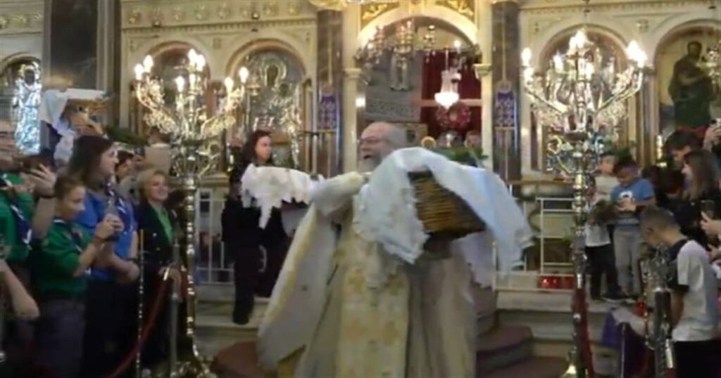 Πρώτη Ανάσταση στη Χίο: Ο «ιπτάμενος» ιερέας επέστρεψε – Έκλεψε ξανά την παράσταση (video)