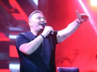 «Είμαι εδώ όρθιος γιατί με αγαπάτε»: Τα λόγια του Αντώνη Ρέμου στην πρώτη συναυλία του μετά τις κατηγορίες για φοροδιαφυγή (video)
