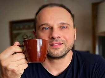 Επιστρέφει στο “γυαλί” ο Μπεγνής – Η κωλοτούμπα και ο χαρακτηρισμός “Κρεατομηχανή”