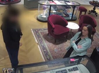 Φρίκη στη Βρετανία: Δασκάλα κακοποίησε σ@ξου@λικά δύο αγόρια – Κάμερα την κατέγραψε χαμογελαστή πριν παρασύρει σπίτι της έφηβο