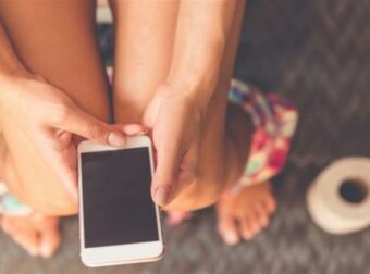 Κινητό στην τουαλέτα: Γιατί δεν πρέπει να το παίρνετε ποτέ. Τι προκαλεί στην υγεία