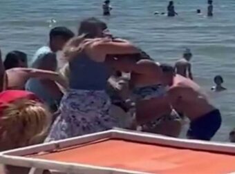 Μπουνιές και κλωτσιές: Γυναίκες μετέτρεψαν την παραλία σε ρινγκ για μια… ξαπλώστρα (video)