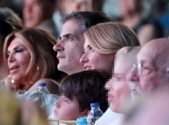 Σία Κοσιώνη & Κώστας Μπακογιάννης: “Καρφωμένος” στην αγκαλιά του πατέρα του ο μικρός Δήμος – Η σπάνια οικογενειακή τους έξοδος