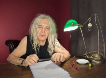 Ο Νίκος Καρβέλας «τα χώνει»: «Η φτώχεια θα θεραπευτεί μόνο αν γκρεμίσουμε τις εκκλησίες…»