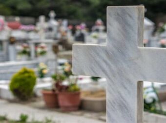 Φωτογραφία με φαντάσματα παιδιών σε νεκροταφείο