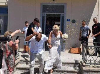 Viral γάμος: Πέταξαν στο νεόνυμφο ζευγάρι μακαρονάκι κοφτό και σκυλοτροφή
