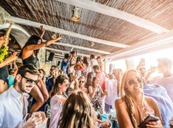 «Σάστισαν« οι σερβιτόροι: Πασίγνωστος ηθοποιός πήγε στη Μύκονο για τα γενέθλιά του και άφησε φιλοδώρημα πολλά χιλιάρικα