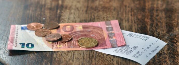 Χιλιάδες ευρώ σε φιλοδωρήματα: Το εξωπραγματικό ποσό που βγάζει πανέμορφη σερβιτόρα από τα “δώρα” των πελατών