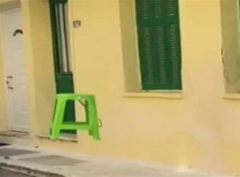 Ελλάδα σημαίνει: Πατέντα με «ιπτάμενο» σκαμπό σε νησί για να πιάνουν θέση πάρκινγκ (video)