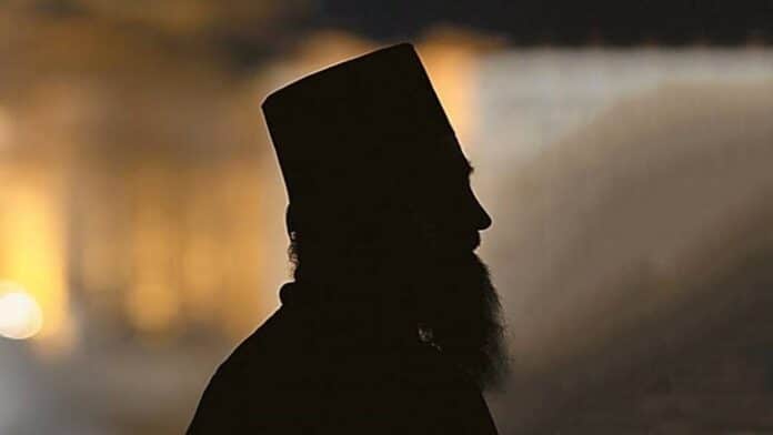 Μερακλής Ιερέας πήγε τους ενορίτες του για προσκύνημα και τελικά κατέληξαν στα να χορεύουν στα μπουζούκια