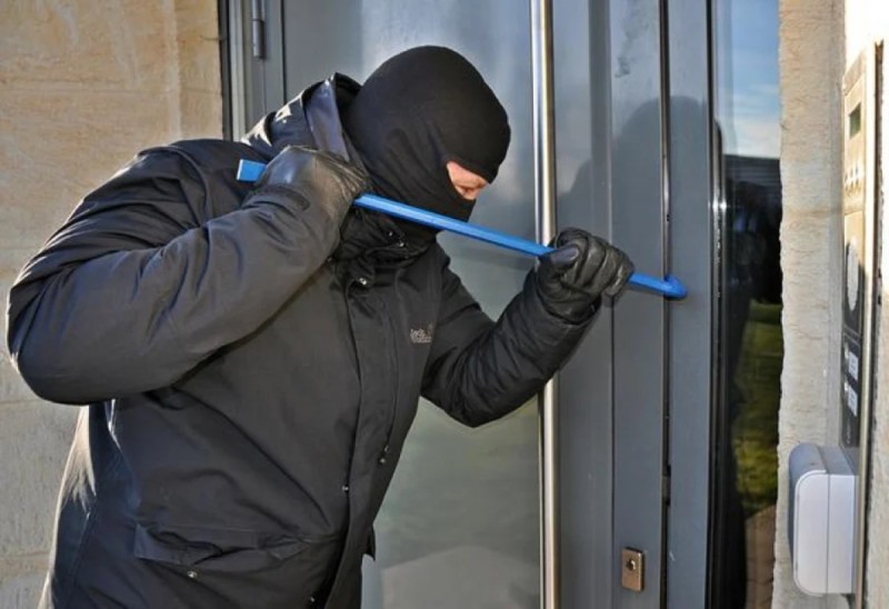 Στιγμές τρόμου για 12χρονη στον Βόλο: Ήρθε πρόσωπο με πρόσωπο με ληστές – Μπήκαν από το παράθυρο του δωματίου της
