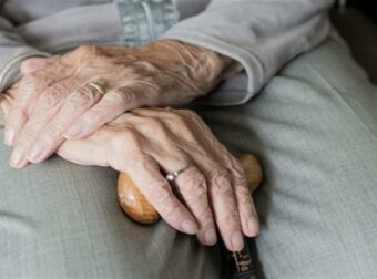 Τεράστια απάτη: Είπαν σε 80χρονη ότι πρέπει να χειρουργηθεί άμεσα η κόρη της και της απέσπασαν 15.500 ευρώ