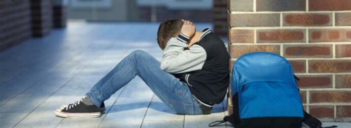 Σοκ στην Αργολίδα: 17χρονοι έβγαλαν φαλτσέτα και ξύρισαν 12χρονο στο προαύλιο σχολείου για δύο ευρώ