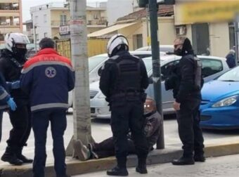 Έπος στην Λάρισα: Μεθυσμένος ξάπλωσε στη μέση του δρόμου και διέκοψε την κυκλοφορία