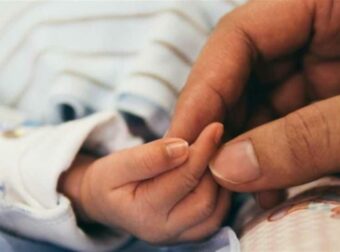 Μητέρα χάνει όλα τα επιδόματα για 12 ένσημα – «Το κράτος μας τιμώρησε επειδή γεννήσαμε πρόωρα»