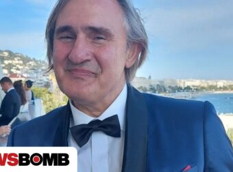 Άκης Σακελλαρίου: Ανέβηκε στην σκηνή με το αμαξίδιο και καταχειροκροτήθηκε από το κοινό