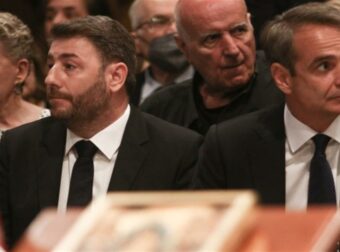 Και ο Μητσοτάκης… παρακολουθεί: Η στρατηγική της κυβέρνησης ανάλογα με το ποιος θα αναδειχθεί πρόεδρος του ΠΑΣΟΚ