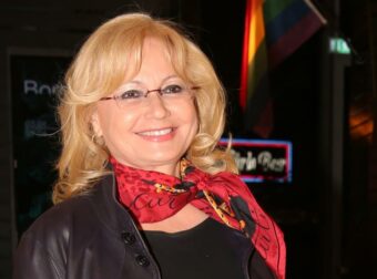 Αγγελική Νικολούλη: Σπάνια φωτογραφία μέσα από τη μονοκατοικία της – Η πελώρια τζαμαρία και το χριστουγεννιάτικο δέντρο