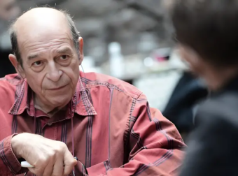 Πέθανε ο Μανούσος Μανουσάκης, το ιερό τέρας της τηλεόρασης