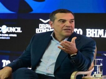 Οι «σπόντες» του Αλέξη Τσίπρα προς πάσα κατεύθυνση: «Η επικαιρότητα σε κυνηγά όταν υπάρχει κάποιο έλλειμμα από τους παρόντες δρώντες»