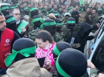 Ισραήλ: Η συγκινητική στιγμή που οι τρεις γυναίκες όμηροι της Χαμάς παραλαμβάνονται από τον στρατό