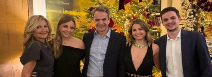 Με τη σύζυγο και τα παιδιά στο πλευρό του ο Κυριάκος Μητσοτάκης: Οι ευχές της οικογένειας για το 2025