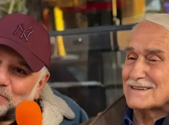 Γρηγόρης Αρναούτογλου: Ποζάρει με τον πατέρα του στα γυρίσματα του «The Roadshow» – Θα εμφανιστεί σε εκπομπή του