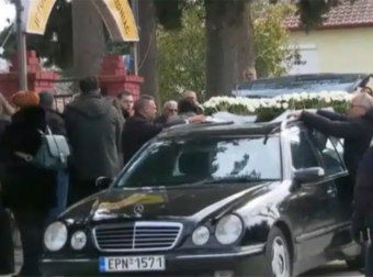 Ράγισαν καρδιές στην κηδεία της 52χρονης που δολοφονήθηκε από τον σύζυγό της στις Σέρρες