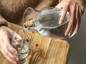 Πώς να πίνετε σωστά νερό για να φροντίζετε την υγεία σας – Τα 5 λάθη που κάνουμε και χάνουμε όλα τα οφέλη του