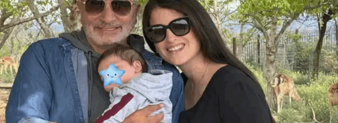 Γιώργος Πατούλης: Το πρώτο μπάνιο στη θάλασσα μαζί με τον τεσσάρων μηνών γιο του