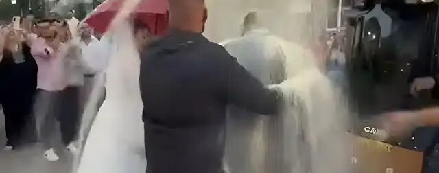 Χαμός σε γάμο: Έριξαν με… φορτωτή 550 κιλά ρύζι σε νεόνυμφους