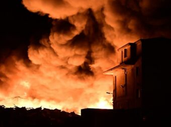 Καίγεται ολοσχερώς το εργοστάσιο στα Μέγαρα: Στις φλόγες πλαστικά και πυκνοί καπνοί – Συνεχείς εκρήξεις
