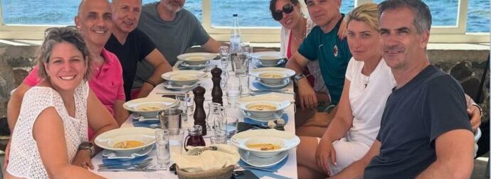 Ο Μπακογιάννης με μαγιουδάκι ποζάρει στη Νίσυρο μαζί με την Κοσιώνη