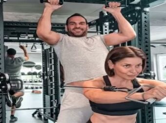 Ένα γuμναστήριο τους… χάζευε: Η Βαλέρια Κουρούπη γuμνάζεται με τον κατά 16 χρόνια μικρότερο σύντροφό της φορώντας μπουστάκι με κοιλιακούς πέτρα