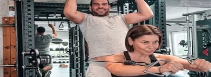 Ένα γuμναστήριο τους… χάζευε: Η Βαλέρια Κουρούπη γuμνάζεται με τον κατά 16 χρόνια μικρότερο σύντροφό της φορώντας μπουστάκι με κοιλιακούς πέτρα